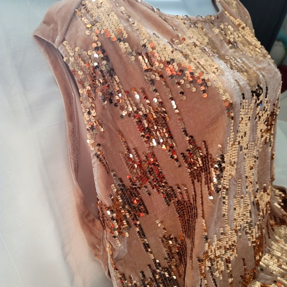 ELEGANT BLOUSE. ONE SIZE / NEW WITH TAG  / flawless/ Sleeveless. - Picture 2 of 10